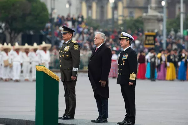 En el 112 aniversario del inicio de ese proceso político y social, López Obrador se acompañó de los titulares de la Secretaría de la Defensa Nacional (Sedena) y la Secretaría de Marina (Semar), Luis Cresencio Sandoval y Rafael Ojeda, respectivamente, para atestiguar el desfile cívico militar. En la foto: el presidente de México, Andrés Manuel López Obrador, flanqueado por los mandos militares del país. En el 112 aniversario del inicio de ese proceso político y social, López Obrador se acompañó de los titulares de la Secretaría de la Defensa Nacional (Sedena) y la Secretaría de Marina (Semar), Luis Cresencio Sandoval y Rafael Ojeda, respectivamente, para atestiguar el desfile cívico militar. En la foto: el presidente de México, Andrés Manuel López Obrador, flanqueado por los mandos militares del país. - Sputnik Mundo