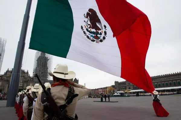 Los representantes del pueblo revolucionario de inicios del siglo XX saludan a la bandera mexicana. Los representantes del pueblo revolucionario de inicios del siglo XX saludan a la bandera mexicana. - Sputnik Mundo