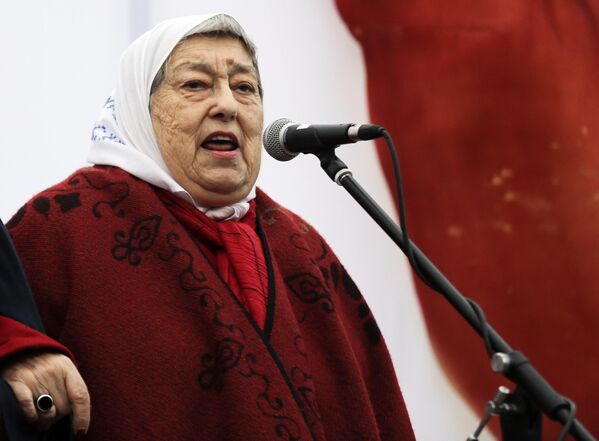 La histórica líder de la organización argentina Madres de Plaza de Mayo, Hebe de Bonafini, falleció a los 93 años el 20 de noviembre. Las activistas de ese movimiento se hicieron famosas en todo el mundo por su valiente reclamo por la aparición de sus hijos, que habían sido secuestrados y en muchos casos desaparecidos por el régimen militar. La misma Bonafini tenía dos hijos desaparecidos durante la última dictadura (1976-1983). - Sputnik Mundo