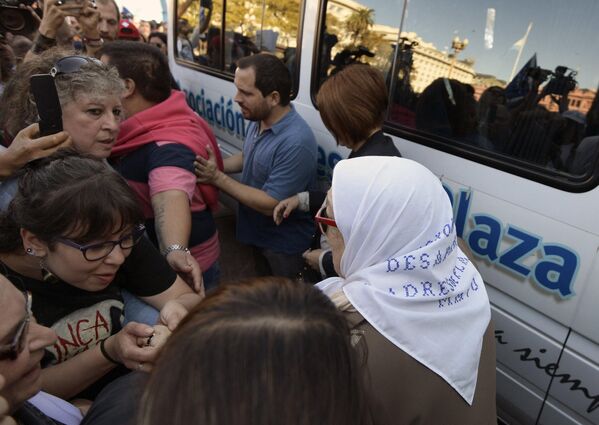 Se fundó una asociación de madres argentinas cuyos hijos desaparecieron durante la dictadura, con la participación activa de Hebe, para buscar a las personas secuestradas por los militares. En la imagen: Hebe de Bonafini durante una rueda de prensa en la Plaza de Mayo de Buenos Aires, 2017. Se fundó una asociación de madres argentinas cuyos hijos desaparecieron durante la dictadura, con la participación activa de Hebe, para buscar a las personas secuestradas por los militares. En la imagen: Hebe de Bonafini durante una rueda de prensa en la Plaza de Mayo de Buenos Aires, 2017. - Sputnik Mundo