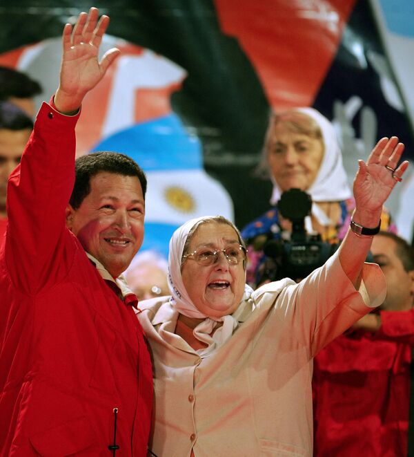 A partir del 30 de abril de 1977 las mujeres argentinas se reunieron en la céntrica Plaza de Mayo de Buenos Aires con fotos de sus hijos desaparecidos. Pronto empezaron a llamarse Madres de Plaza de Mayo y el pañuelo blanco se convirtió en el símbolo del movimiento. En la foto: Hebe de Bonafini con el presidente venezolano Hugo Chávez durante un mitin antiimperialista en el estadio de Buenos Aires, 2007. A partir del 30 de abril de 1977 las mujeres argentinas se reunieron en la céntrica Plaza de Mayo de Buenos Aires con fotos de sus hijos desaparecidos. Pronto empezaron a llamarse Madres de Plaza de Mayo y el pañuelo blanco se convirtió en el símbolo del movimiento. En la foto: Hebe de Bonafini con el presidente venezolano Hugo Chávez durante un mitin antiimperialista en el estadio de Buenos Aires, 2007. - Sputnik Mundo