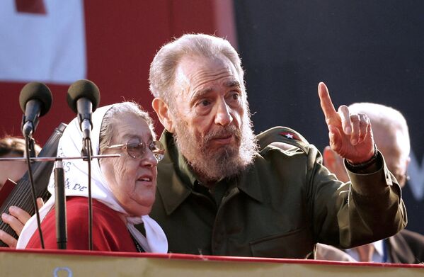 Hebe de Bonafini con el líder cubano Fidel Castro durante un mitin político en la Cumbre Alternativa del Mercosur en Córdoba, Argentina, 2006. Hebe de Bonafini con el líder cubano Fidel Castro durante un mitin político en la Cumbre Alternativa del Mercosur en Córdoba, Argentina, 2006. - Sputnik Mundo