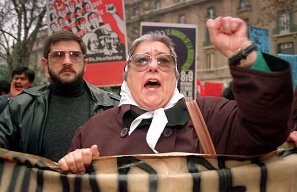El 20 de noviembre, a los 94 años, falleció en Buenos Aires Hebe de Bonafini, una de las fundadoras y presidenta de las Madres de Plaza de Mayo. El Gobierno argentino declaró un periodo de luto de tres días. En la foto: Hebe de Bonafini y Sergio Schoklender, abogado de la asociación Madres de Plaza de Mayo, durante una concentración en Santiago en apoyo de los presos políticos chilenos, 1998. El 20 de noviembre, a los 94 años, falleció en Buenos Aires Hebe de Bonafini, una de las fundadoras y presidenta de las Madres de Plaza de Mayo. El Gobierno argentino declaró un periodo de luto de tres días. En la foto: Hebe de Bonafini y Sergio Schoklender, abogado de la asociación Madres de Plaza de Mayo, durante una concentración en Santiago en apoyo de los presos políticos chilenos, 1998. - Sputnik Mundo