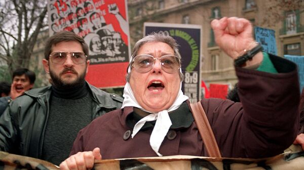 Hebe de Bonafini and Sergio Schoklender participate in a rally in Santiago in support of Chilean political prisoners - Sputnik Mundo