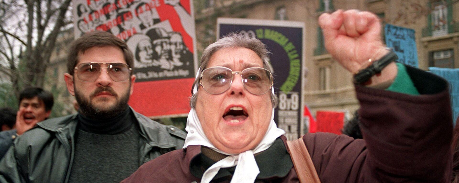 Hebe de Bonafini and Sergio Schoklender participate in a rally in Santiago in support of Chilean political prisoners - Sputnik Mundo, 1920, 21.11.2022