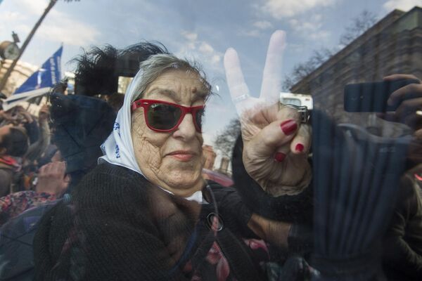 Hasta sus últimos días, Hebe defendió sus convicciones políticas, abogando por los derechos humanos tanto en Argentina como en el extranjero, y participando en numerosos proyectos sociales en todo el mundo. En la foto: Abe de Bonafini en la Plaza de Mayo de Buenos Aires, 2016. Hasta sus últimos días, Hebe defendió sus convicciones políticas, abogando por los derechos humanos tanto en Argentina como en el extranjero, y participando en numerosos proyectos sociales en todo el mundo. En la foto: Abe de Bonafini en la Plaza de Mayo de Buenos Aires, 2016. - Sputnik Mundo