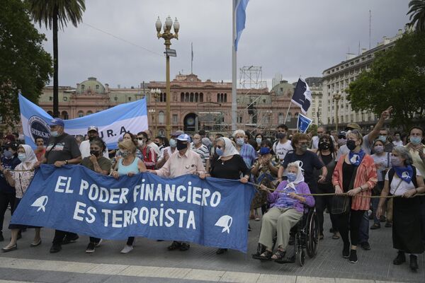 Nacida en Ensenada el 4 de diciembre de 1928, Hebe de Bonafini vivió en el campo, terminó la escuela primaria y se casó a los 14 años. Entre 1977 y 1978, durante la dictadura militar, sus dos hijos ya mayores y su nuera fueron secuestrados. Unos años después, su marido murió y se quedó sola con su hija. En la foto: miembros de la asociación Madres de Plaza de Mayo durante una marcha en la Plaza de Mayo en Buenos Aires, 2021. Nacida en Ensenada el 4 de diciembre de 1928, Hebe de Bonafini vivió en el campo, terminó la escuela primaria y se casó a los 14 años. Entre 1977 y 1978, durante la dictadura militar, sus dos hijos ya mayores y su nuera fueron secuestrados. Unos años después, su marido murió y se quedó sola con su hija. En la foto: miembros de la asociación Madres de Plaza de Mayo durante una marcha en la Plaza de Mayo en Buenos Aires, 2021. - Sputnik Mundo