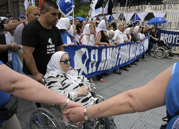Los miembros de la asociación exigieron que se investigaran todos los casos de desapariciones y organizaron marchas de resistencia y otras protestas. En la foto: Hebe de Bonafini y otras integrantes de la asociación Madres de Plaza de Mayo durante la manifestación de 24 horas "Marcha de la Resistencia" en Buenos Aires, 2019. Los miembros de la asociación exigieron que se investigaran todos los casos de desapariciones y organizaron marchas de resistencia y otras protestas. En la foto: Hebe de Bonafini y otras integrantes de la asociación Madres de Plaza de Mayo durante la manifestación de 24 horas "Marcha de la Resistencia" en Buenos Aires, 2019. - Sputnik Mundo