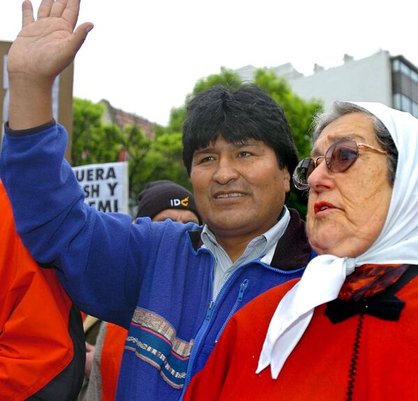 La pérdida de sus hijos transformó a una ama de casa argentina en una activista social de proyección internacional y en una feroz defensora de los derechos humanos. En la foto: Hebe de Bonafini y el líder boliviano Evo Morales durante la marcha Cumbre de los Pueblos contra la IV Cumbre de las Américas en Mar del Plata, Argentina, 2005. La pérdida de sus hijos transformó a una ama de casa argentina en una activista social de proyección internacional y en una feroz defensora de los derechos humanos. En la foto: Hebe de Bonafini y el líder boliviano Evo Morales durante la marcha Cumbre de los Pueblos contra la IV Cumbre de las Américas en Mar del Plata, Argentina, 2005. - Sputnik Mundo
