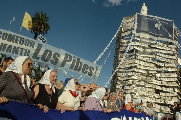 Hebe de Bonafini se puso al frente de la asociación Plaza de Mayo en 1979 y, tras una división que se produjo en la asociación, pasó a dirigir su ala radical en 1986. Activista de los derechos humanos desde hace mucho tiempo, ha ganado muchos premios, entre ellos el Premio UNESCO de Educación para la Paz y órdenes nacionales de Argentina y otros países. Hebe de Bonafini recibió títulos honoríficos de las universidades de California y Bolonia, así como de la Universidad Nacional Experimental de Yaracuy (Venezuela). En la foto: Hebe de Bonafini y otros miembros de Madres de Plaza de Mayo durante la manifestación de 24 horas "Marcha de la Resistencia" en Buenos Aires, 2006. Hebe de Bonafini se puso al frente de la asociación Plaza de Mayo en 1979 y, tras una división que se produjo en la asociación, pasó a dirigir su ala radical en 1986. Activista de los derechos humanos desde hace mucho tiempo, ha ganado muchos premios, entre ellos el Premio UNESCO de Educación para la Paz y órdenes nacionales de Argentina y otros países. Hebe de Bonafini recibió títulos honoríficos de las universidades de California y Bolonia, así como de la Universidad Nacional Experimental de Yaracuy (Venezuela). En la foto: Hebe de Bonafini y otros miembros de Madres de Plaza de Mayo durante la manifestación de 24 horas "Marcha de la Resistencia" en Buenos Aires, 2006. - Sputnik Mundo