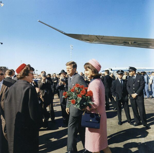 El asesinato a sangre fría de John Kennedy seguirá siendo para siempre una tragedia mundial.En la foto: la llegada de John Kennedy y su esposa Jacqueline al aeropuerto de Dallas Love Field. - Sputnik Mundo