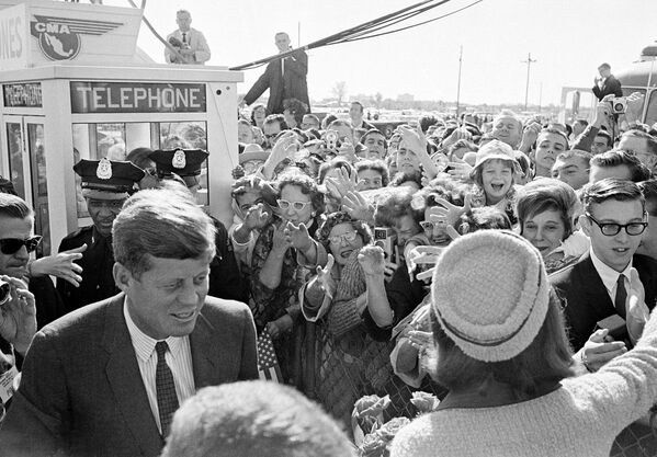 Unas horas antes del asesinato. Una multitud en Dallas recibe a la familia Kennedy con gritos de entusiasmo. - Sputnik Mundo