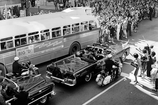 La caravana presidencial se acerca a la plaza central de Dallas, a pocos minutos del disparo mortal. - Sputnik Mundo