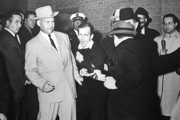 La Comisión Warren, creada para investigar el asesinato, declaró en su informe final de 1964 que tanto Oswald como Ruby actuaron solos. Sin embargo, muchos expertos siguen convencidos de que hay una conspiración de los servicios de inteligencia detrás de estos crímenes, y el 80% de los estadounidenses cree que se les está ocultando al menos una parte de la verdad. El asesinato de John Kennedy sigue siendo uno de los mayores misterios de la historia mundial después de casi 60 años.En la foto: la gente en Nueva York escucha una emisión de radio sobre el asesinato de John F. Kennedy. - Sputnik Mundo