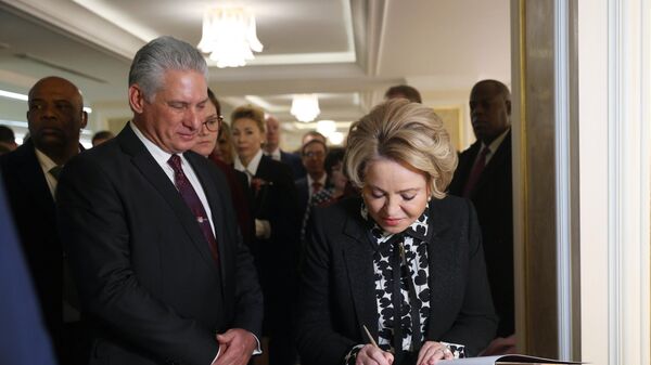 El presidente de Cuba, Miguel Díaz-Canel, y la presidenta del Consejo de la Federación (Senado ruso), Valentina Matvienko - Sputnik Mundo