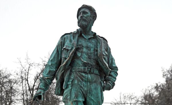 En Moscú tuvo lugar la inauguración del monumento al líder de la revolución cubana, Fidel Castro. A la ceremonia asistieron el presidente ruso, Vladímir Putin, y su homólogo cubano, Miguel Díaz-Canel, de visita oficial en la capital. En Moscú tuvo lugar la inauguración del monumento al líder de la revolución cubana, Fidel Castro. A la ceremonia asistieron el presidente ruso, Vladímir Putin, y su homólogo cubano, Miguel Díaz-Canel, de visita oficial en la capital. - Sputnik Mundo