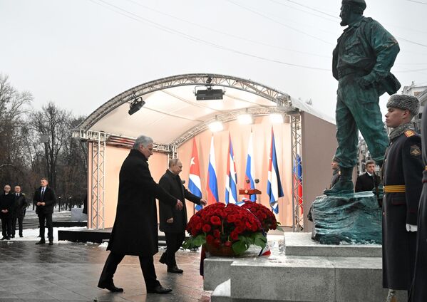 Vladímir Putin y Miguel Díaz-Canel Bermúdez iniciaron el acto depositando flores ante la figura de bronce de tres metros del comandante. Vladímir Putin y Miguel Díaz-Canel Bermúdez iniciaron el acto depositando flores ante la figura de bronce de tres metros del comandante. - Sputnik Mundo