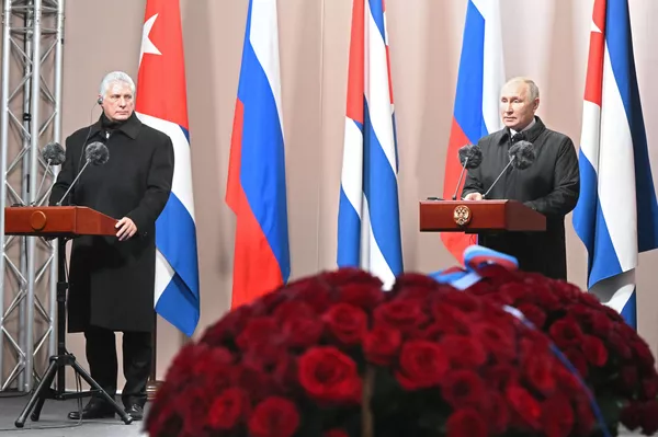 Al abrir la ceremonia, el líder ruso recordó su interacción con Fidel Castro y sus palabras de que no hay lugar para el dictado y el neocolonialismo en un mundo justo. El presidente de Rusia también destacó que Fidel Castro dedicó toda su vida a la lucha por la libertad de los pueblos oprimidos y la igualdad social, por la celebración de las ideas del bien, la paz y la justicia y es considerado con razón uno de los líderes más brillantes y carismáticos del siglo XX. Al abrir la ceremonia, el líder ruso recordó su interacción con Fidel Castro y sus palabras de que no hay lugar para el dictado y el neocolonialismo en un mundo justo. El presidente de Rusia también destacó que Fidel Castro dedicó toda su vida a la lucha por la libertad de los pueblos oprimidos y la igualdad social, por la celebración de las ideas del bien, la paz y la justicia y es considerado con razón uno de los líderes más brillantes y carismáticos del siglo XX. - Sputnik Mundo