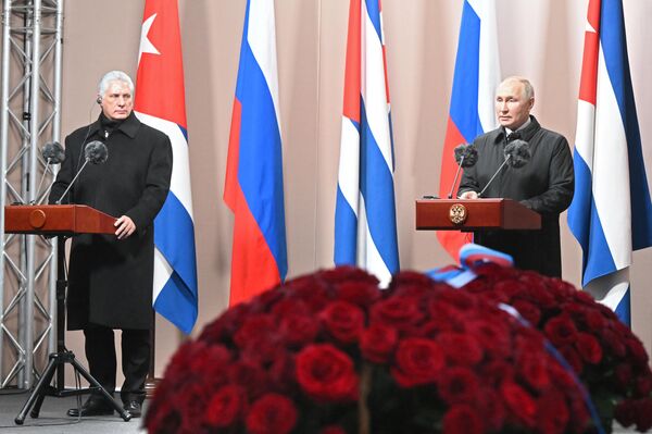 Al abrir la ceremonia, el líder ruso recordó su interacción con Fidel Castro y sus palabras de que no hay lugar para el dictado y el neocolonialismo en un mundo justo. El presidente de Rusia también destacó que Fidel Castro dedicó toda su vida a la lucha por la libertad de los pueblos oprimidos y la igualdad social, por la celebración de las ideas del bien, la paz y la justicia y es considerado con razón uno de los líderes más brillantes y carismáticos del siglo XX. Al abrir la ceremonia, el líder ruso recordó su interacción con Fidel Castro y sus palabras de que no hay lugar para el dictado y el neocolonialismo en un mundo justo. El presidente de Rusia también destacó que Fidel Castro dedicó toda su vida a la lucha por la libertad de los pueblos oprimidos y la igualdad social, por la celebración de las ideas del bien, la paz y la justicia y es considerado con razón uno de los líderes más brillantes y carismáticos del siglo XX. - Sputnik Mundo