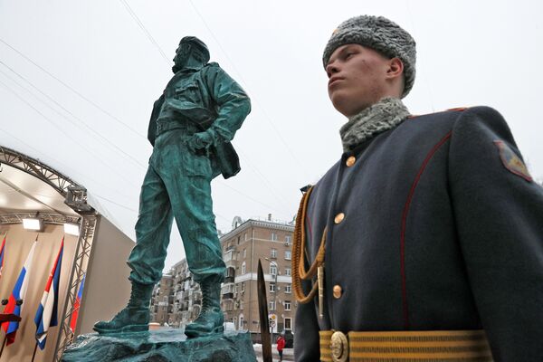 El escultor Alexéi Chebanenko y el arquitecto Andréi Beli representaron a Fidel Castro joven y con uniforme militar, de pie sobre un pedestal en forma de roca, cuyo desconchado reproduce un mapa de Cuba. El escultor Alexéi Chebanenko y el arquitecto Andréi Beli representaron a Fidel Castro joven y con uniforme militar, de pie sobre un pedestal en forma de roca, cuyo desconchado reproduce un mapa de Cuba. - Sputnik Mundo