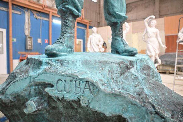 Un fragmento del monumento a Fidel Castro erigido en la plaza del mismo nombre, cerca de la estación de metro de Sókol, en Moscú. Un fragmento del monumento a Fidel Castro erigido en la plaza del mismo nombre, cerca de la estación de metro de Sókol, en Moscú. - Sputnik Mundo