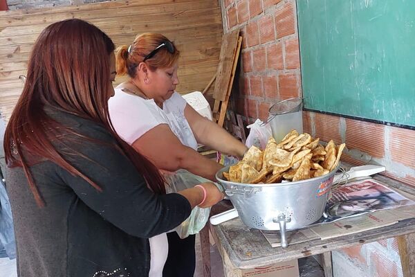 Nuestro trabajo es comunitario. A veces para hacer la comida tenemos que poner la plata de nuestro bolsillo - Sputnik Mundo