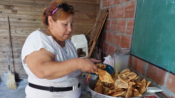 Algunas de las personas que trabajan en el merendero Sueño Cumplido lo hacen de forma voluntaria - Sputnik Mundo