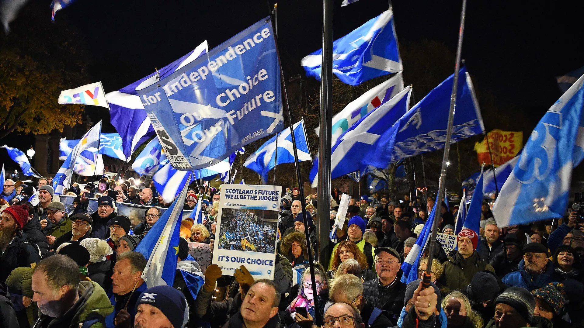 Los partidarios de la independencia de Escocia ondean banderas del Saltire durante una concentración frente al Parlamento en Edimburgo el 23 de noviembre de 2022 Los partidarios de la independencia de Escocia ondean banderas del Saltire durante una concentración frente al Parlamento en Edimburgo el 23 de noviembre de 2022 - Sputnik Mundo, 1920, 24.11.2022