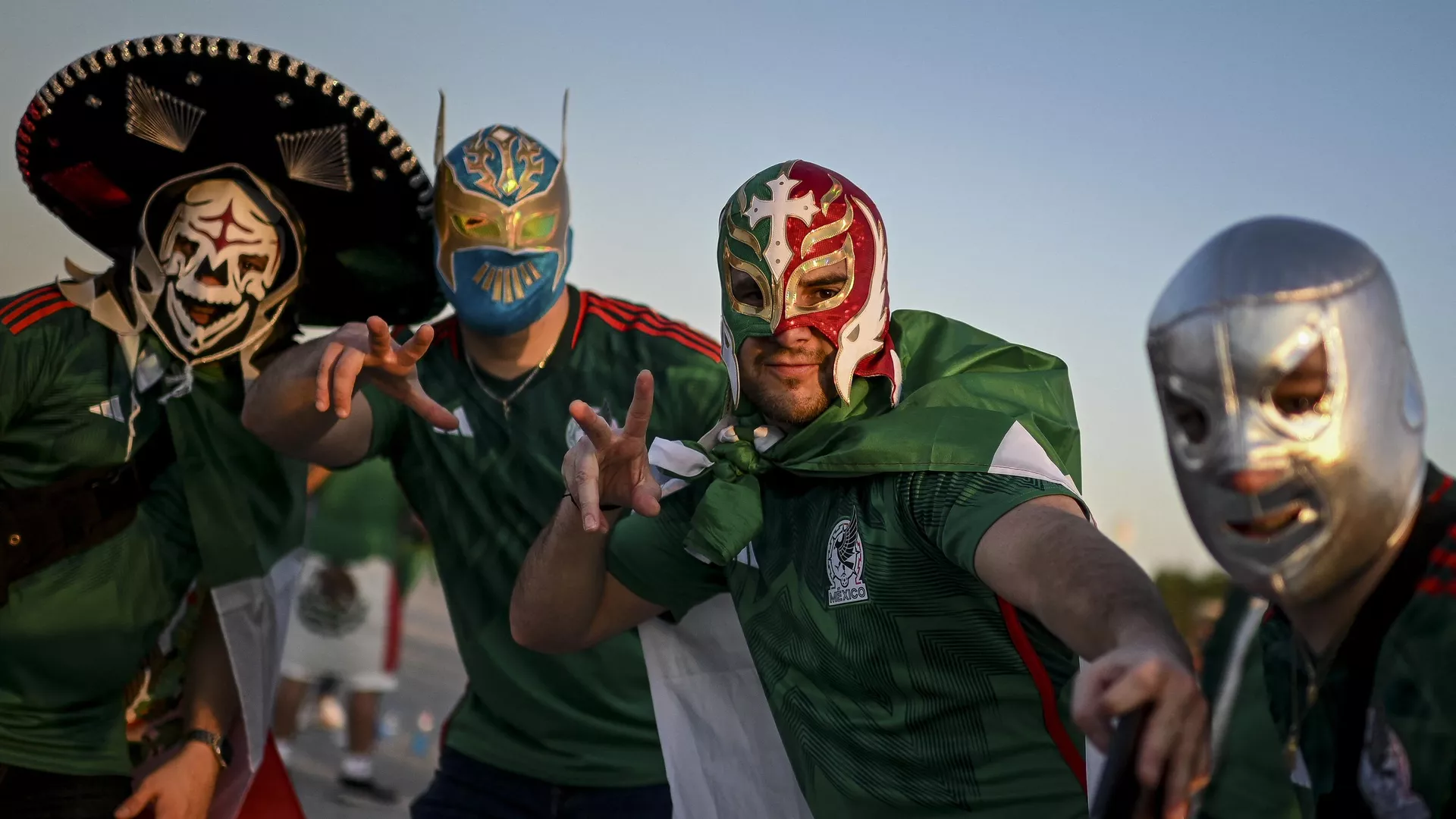Aficionados mexicanos con máscaras de lucha libre durante el Mundial de Catar 2022, antes del partido entre México y Polonia Aficionados mexicanos con máscaras de lucha libre durante el Mundial de Catar 2022, antes del partido entre México y Polonia - Sputnik Mundo, 1920, 24.11.2022
