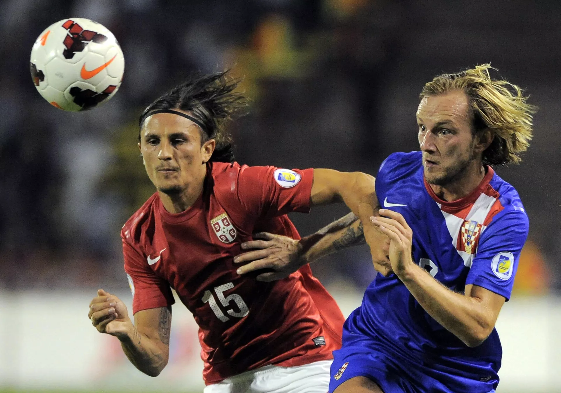 El mediocampista serbio Ljubomir Fejsa y el croata Ivan Rakitic durante un partido clasificatorio para el Mundial de Brasil 2014, en un estadio de Belgrado El mediocampista serbio Ljubomir Fejsa y el croata Ivan Rakitic durante un partido clasificatorio para el Mundial de Brasil 2014, en un estadio de Belgrado - Sputnik Mundo, 1920, 25.11.2022