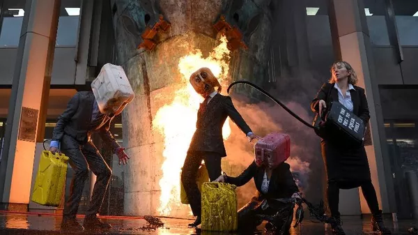 Климатические активисты из группы Ocean Rebellion извергают фальшивую нефть во время демонстрации в Лондоне, Великобритания - Sputnik Mundo