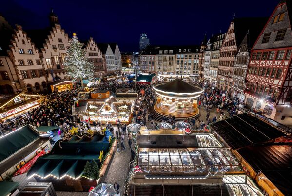 La decoración e iluminaciones en una feria navideña de Frankfurt, en Alemania. - Sputnik Mundo