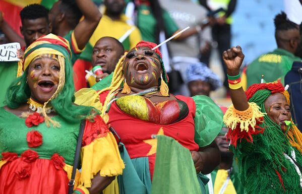 Los aficionados de Camerún festejan antes del partido de su selección contra la selección de Suiza en el Mundial de Fútbol 2022, en Catar. - Sputnik Mundo