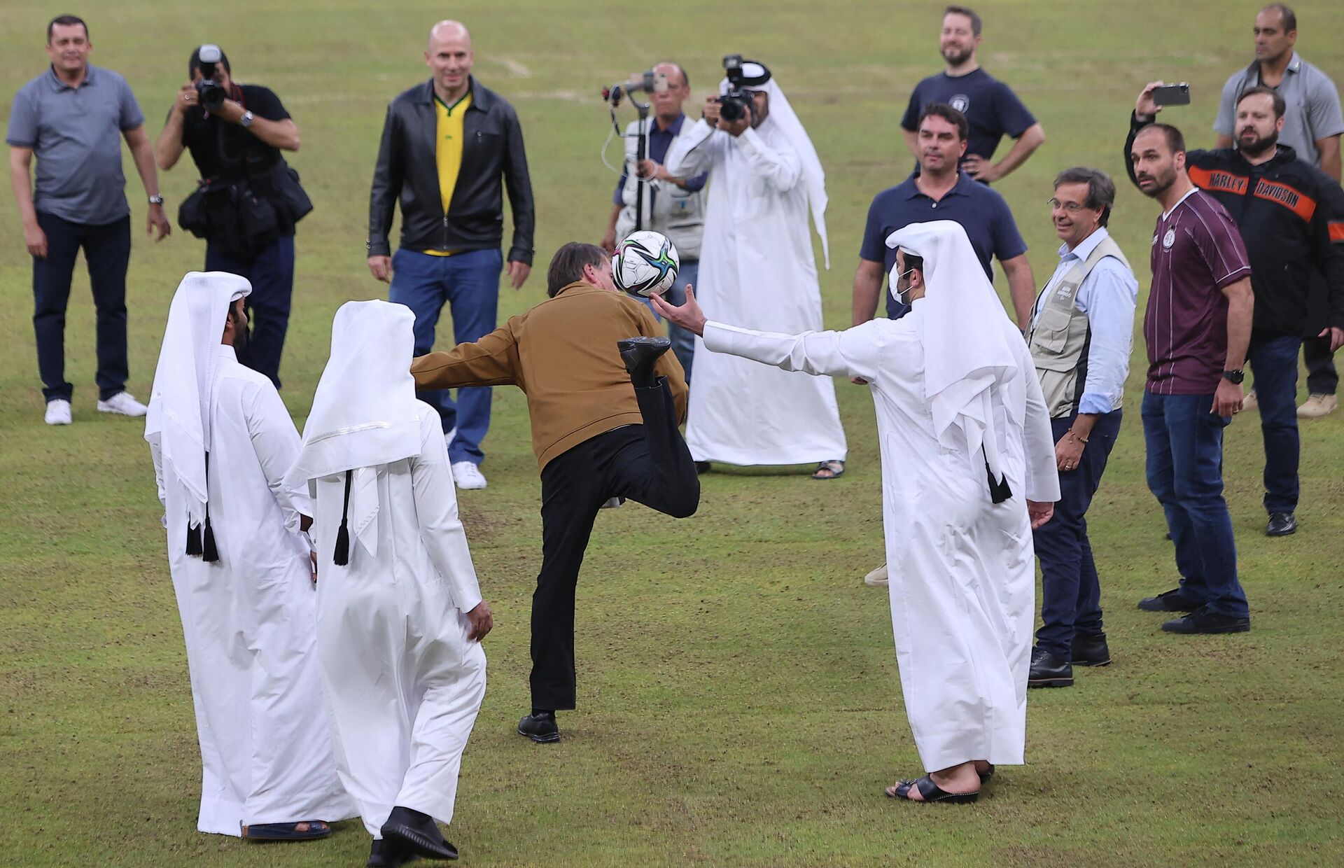 El presidente de Brasil, Jair Bolsonaro, durante una visita al estadio de Lusail en Doha, Qatar, el 17 de noviembre de 2021.
 - Sputnik Mundo, 1920, 26.11.2022