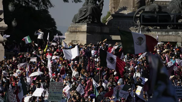 Miles de mexicanos se congregan en la capital para la marcha del presidente, Andrés Manuel Lopez Obrador - Sputnik Mundo