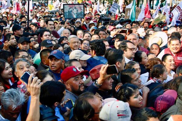 El secretario de Gobernación, Adán Augusto López; la jefa de Gobierno de la Ciudad de México, Claudia Sheinbaum, y el secretario de Relaciones Exteriores, Marcelo Ebrard, son algunos de los funcionarios de la 4T que asistieron a la marcha. Al igual que López Obrador, ninguno de las figuras clave de la política actual de México está acompañado por guardias de seguridad. - Sputnik Mundo