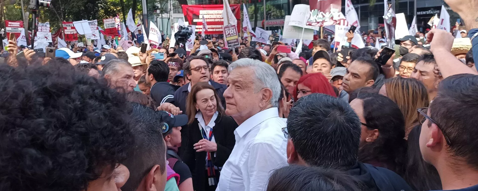 Andrés Manuel López Obrador durante la marcha en apoyo a la 4T Andrés Manuel López Obrador durante la marcha en apoyo a la 4T - Sputnik Mundo, 1920, 28.11.2022