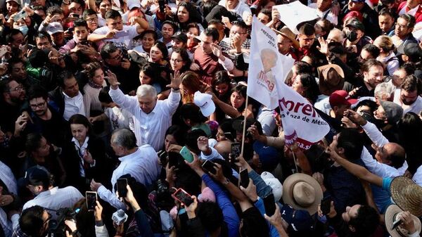 AMLO durante la marcha en su apoyo - Sputnik Mundo