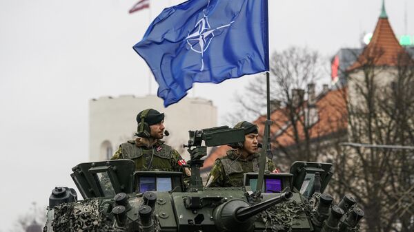 Los militares de la OTAN en un desfile militar (imagen referencial)  - Sputnik Mundo