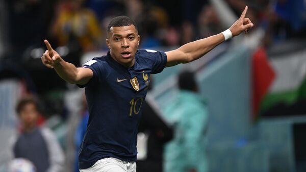 El jugador estrella de la selección francesa, Kylian Mbappé - Sputnik Mundo