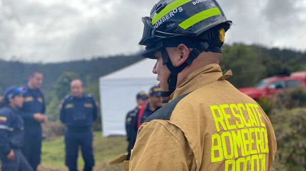 Bomberos de Bogotá trabajando en La Calera - Sputnik Mundo