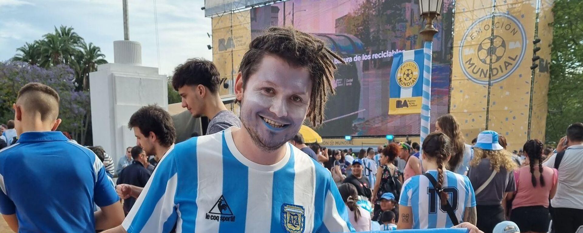 Un hincha lleva la bandera con la imagen de Diego Maradona - Sputnik Mundo, 1920, 01.12.2022