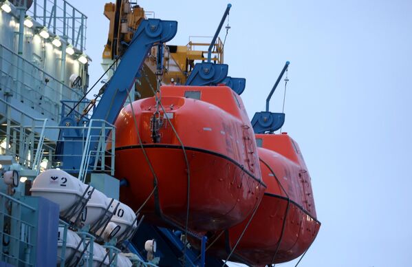 El buque puede navegar tanto en aguas profundas como en aguas poco profundas en los lechos de los ríos, rompiendo el hielo de hasta tres metros de espesor.En la foto: botes salvavidas a bordo del rompehielos nuclear Ural. - Sputnik Mundo