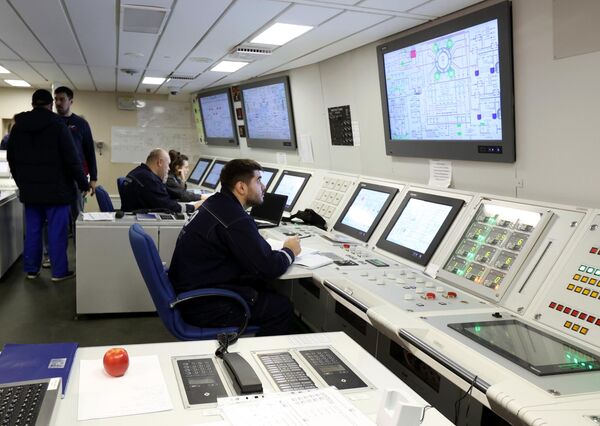 El nuevo rompehielos universal de propulsión nuclear Ural demuestra la autosuficiencia tecnológica e industrial de Rusia.En la foto: los miembros de la tripulación en la sala de control del rompehielos nuclear Ural. - Sputnik Mundo