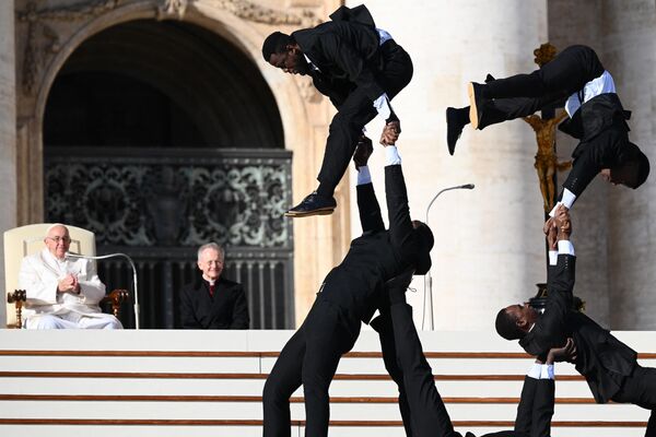 Los artistas de un circo de Kenia actúan para el papa Francisco durante su audiencia general semanal en la Plaza de San Pedro, en el Vaticano. - Sputnik Mundo