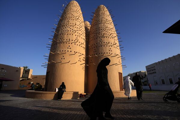 Las personas caminan en la Aldea Cultural de Katara en la capital de Catar, Doha. - Sputnik Mundo