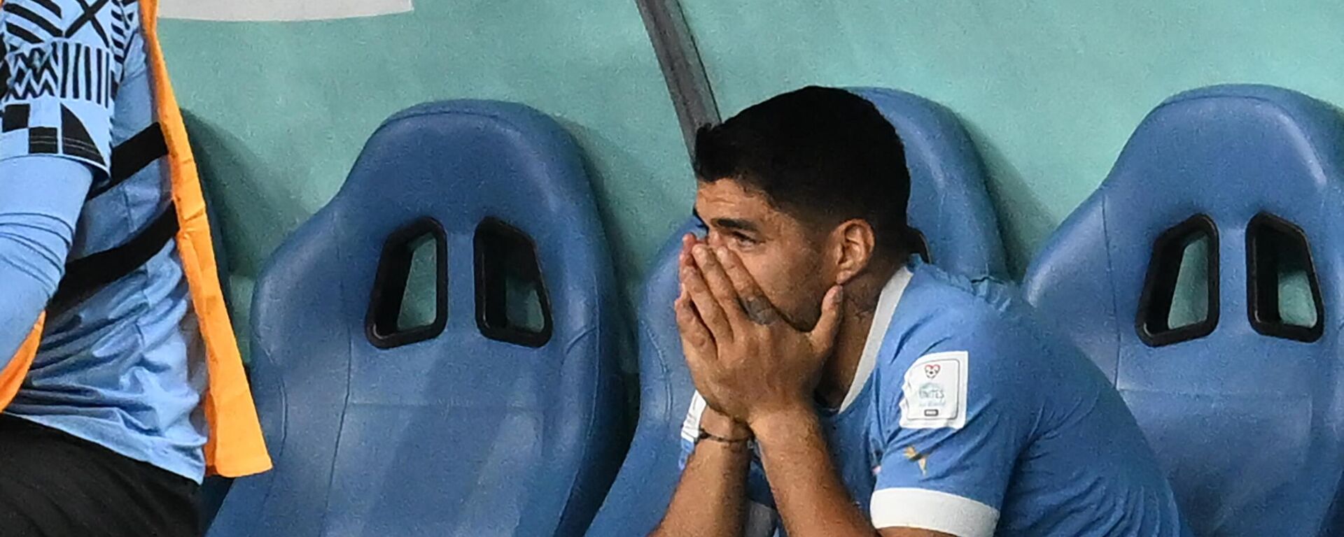 El delantero uruguayo #09 Luis Suárez reacciona en el banquillo durante el partido de fútbol del Grupo H de la Copa del Mundo de Catar 2022 entre Ghana y Uruguay, 2 de diciembre de 2022 - Sputnik Mundo, 1920, 02.12.2022