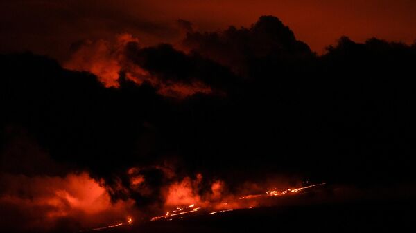 Flujos de lava del volcán Mauna Loa, el 2 de diciembre de 2022, cerca de Hilo, Hawái.  - Sputnik Mundo