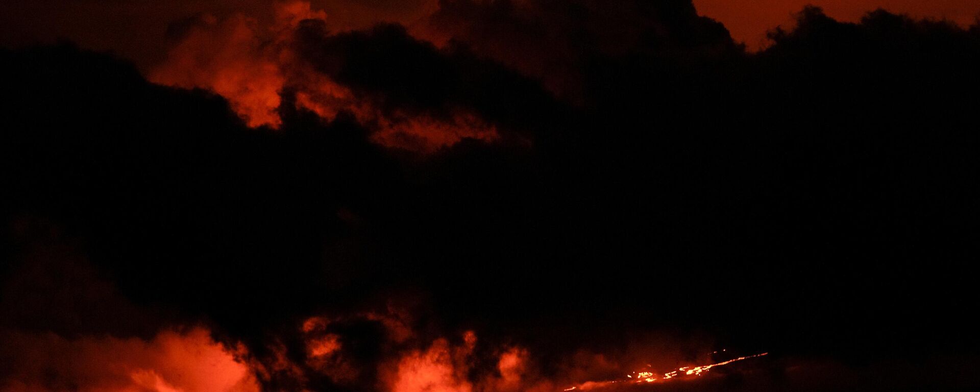 Flujos de lava del volcán Mauna Loa, el 2 de diciembre de 2022, cerca de Hilo, Hawái.  - Sputnik Mundo, 1920, 03.12.2022