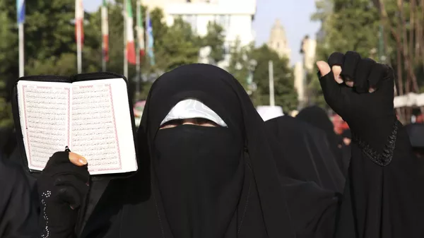 Mujer iraní con hiyab - Sputnik Mundo